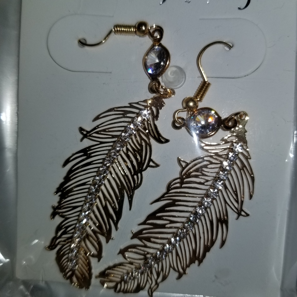Beautiful gold feather dangle earrings - Picture 4 of 4